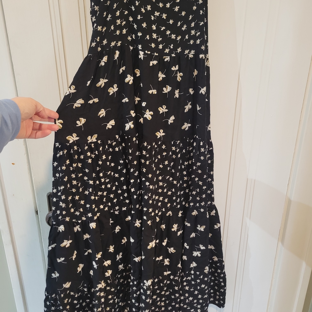 Chic Black Floral Midi Dress - Picture 7 of 7